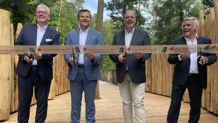 — © v.l.n.re: M. Everding Sparkasse OB M. König, BM Ch. Vogel, Tiergartendirektor D. Encke Foto: Anna Böhm Stadt Nürnberg